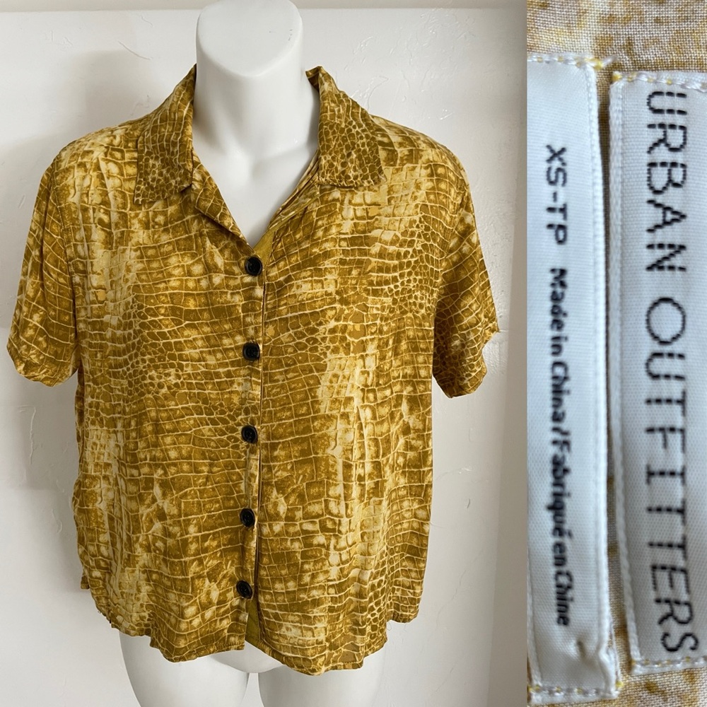 URBAN OUTFITTERS Crocodile Print Lightweight Button-Down TOP Size XS